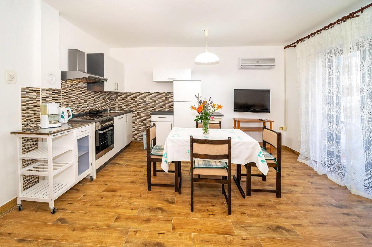 Apartments Jurina Krk Town Exterior photo
